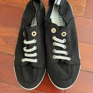 Vionic Beach Black Canvas Sneakers
